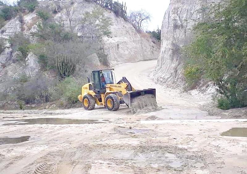 Rehabilitan caminos vecinales de las subdelegaciones de Agua Caliente y El Rosarito Rehabilitan caminos vecinales de las subdelegaciones de Agua Caliente y El Rosarito