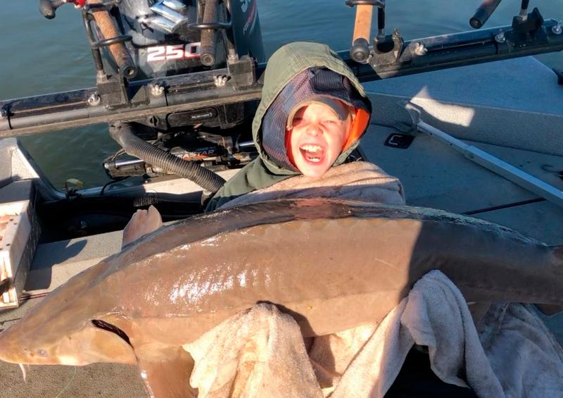 Niño pescando Un niño de 9 años pesca un enorme esturión de 36 kilos en EE.UU