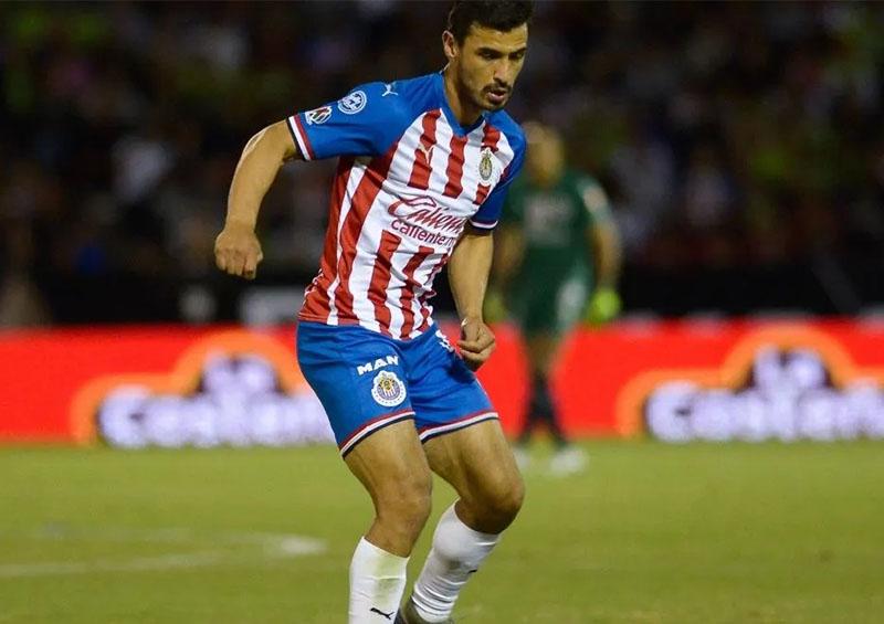 Alanís Chivas Alanís dona jersey de última etapa con Chivas para lucha ante COVID-19