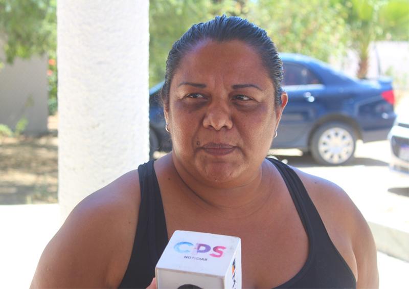 kjbjhhj Sra. Lorena intercambia objetos personales por despensa o dinero para apoyar a la familia del joven Erick