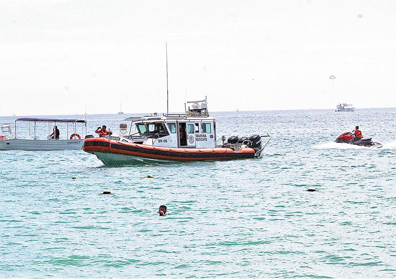 Rescatan elementos de la Marina a dos pescadores en zona rocosa de CSL Rescatan elementos de la Marina a dos pescadores en zona rocosa de CSL