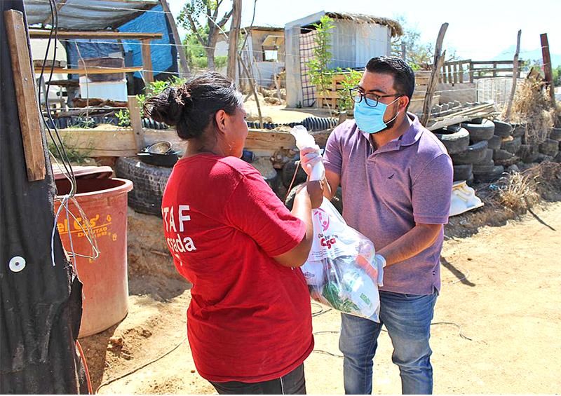 Contribuyen regidores en la entrega de apoyos a las familias vulnerables Contribuyen regidores en la entrega de apoyos a las familias vulnerables
