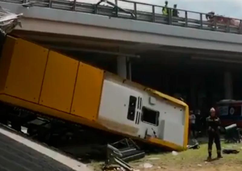 Autobús Polonia Polonia: cae autobús de un puente, al menos 1 muerto y 20 heridos