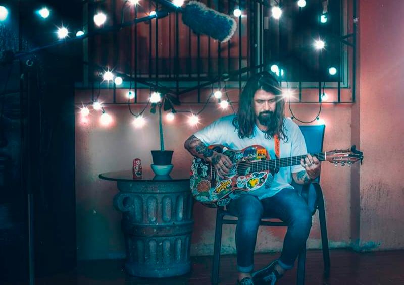 Eduardo Araiza Buscan sobrevivir; artistas venden su talento por internet