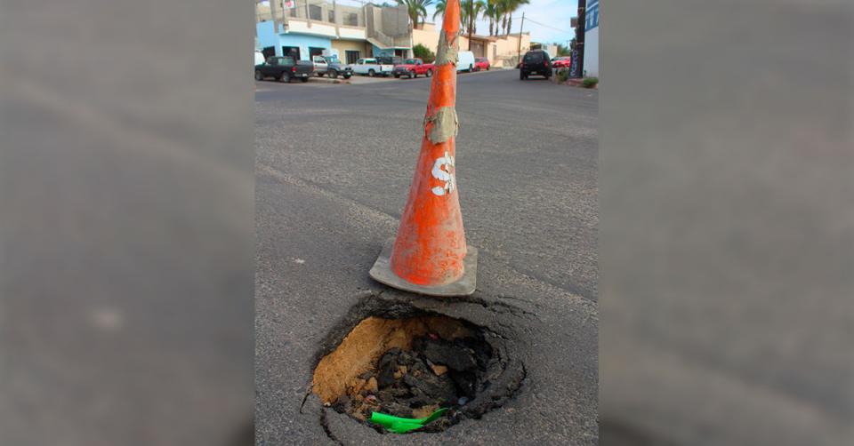 Socavón Socavón en cruce de Paseo de Barlovento en colonia El Rosarito