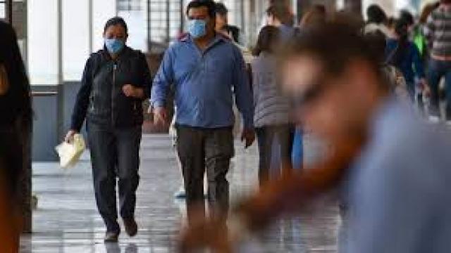 Por Covid-19, seguro de vida registra reducción en primer semestre Personas cubrebocas-México