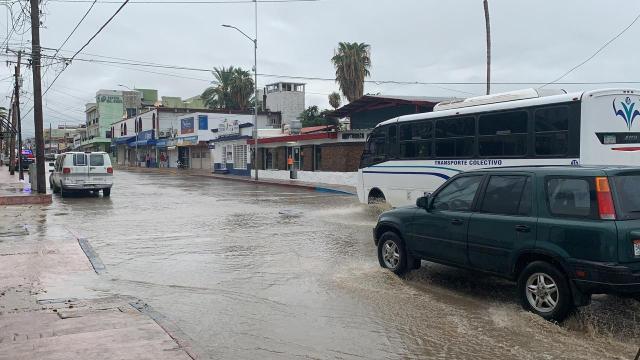 Lluvias generan escurrimientos y derrames de aguas negras Calles de Cabo San Lucas inundadas por tormenta tropical Hernán