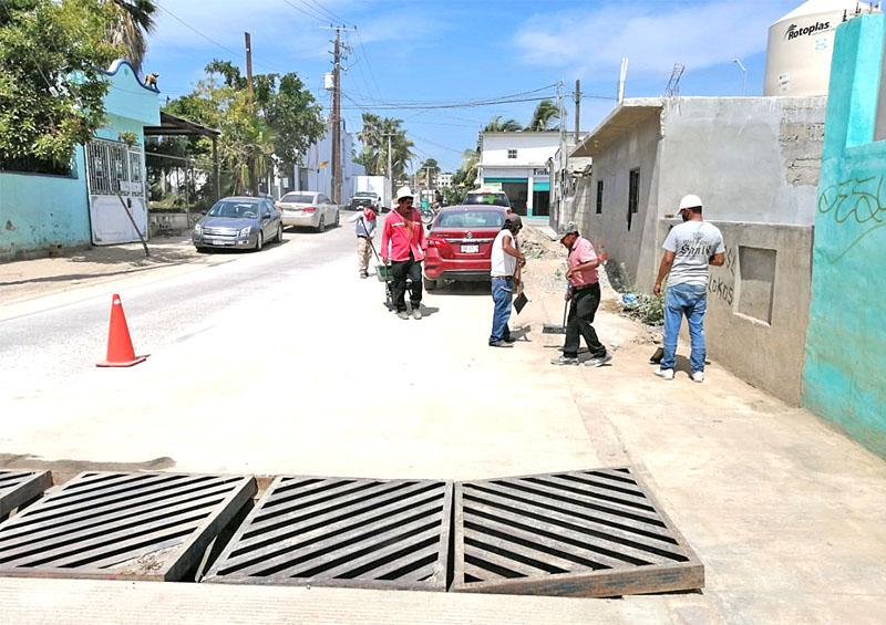 Rehabilitan alcantarilla pluvial colapsada por basura doméstica Rehabilitan alcantarilla pluvial colapsada por basura doméstica