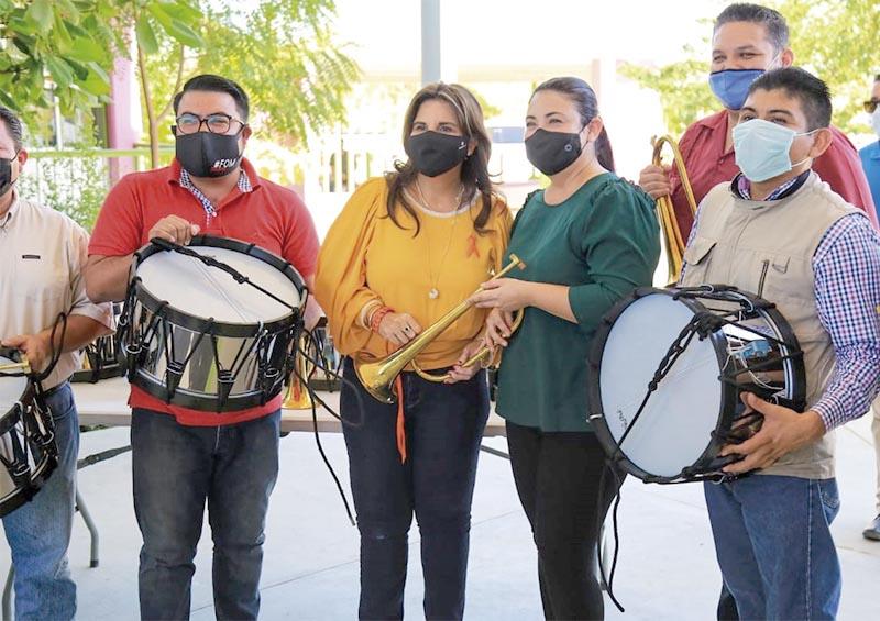 Equipan a bandas de guerra de telebachilleratos comunitarios Equipan a bandas de guerra de telebachilleratos comunitarios