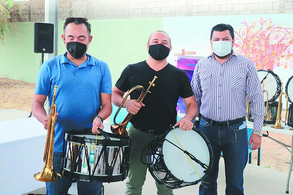 Donan equipos de Banda de Guerra y tabletas a estudiantes de CSL Donan equipos de Banda de Guerra y tabletas a estudiantes de CSL