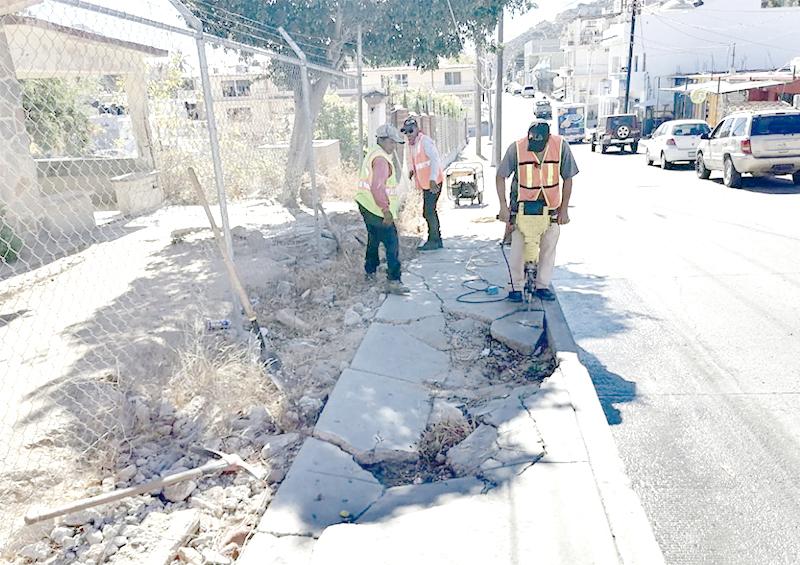 Trabaja Obras Públicas en rehabilitación de banquetas Trabaja Obras Públicas en rehabilitación de banquetas