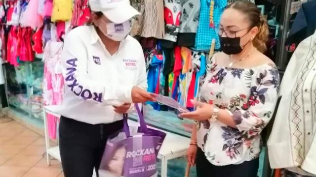 07-Ricxana Dialoga Rocxana Reyes con locatarios del mercado Madero