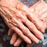 15-Manos-adultos-mayores Adulto mayor denuncia desinformación sobre vacunas