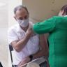 Hugo López-Gatell se vacuna contra el Covid-19 Hugo López-Gatell recibiendo la primer dosis de la vacuna contra el Covid-19