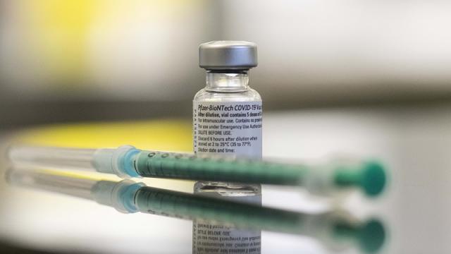 Mujer italiana recibe sobredosis de vacuna Pfizer-BioNTech Vacuna contra covid-19 Pfizer