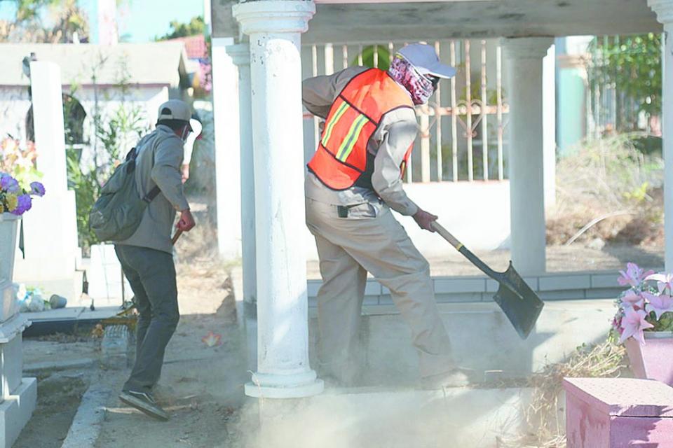 web limpieza de Panteones (4) Personal del Ayuntamiento trabaja en limpieza de panteones