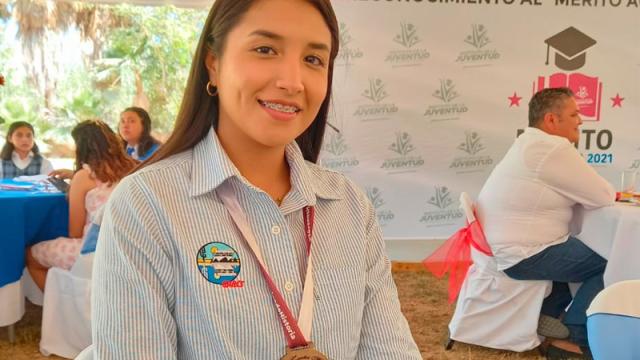 10-Medalla-mérito-académico Alumna de la UABCS recibe medalla al Mérito Académico