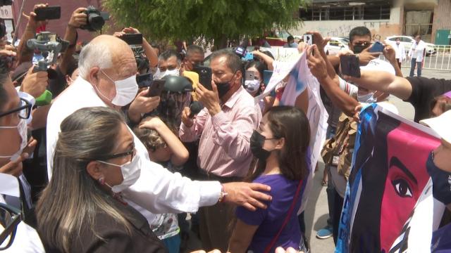 Feministas se manifiestan en la entrega del acta al próximo gobernador Colectivo feminista protestando por las mujeres desaparecidas