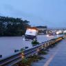 Desbordamiento de río en Veracruz deja a automovilistas bajo el agua Se desborda río en Veracruz