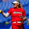 27-Picher Pitcher de Softbol lanza mensaje por el desecho de uniformes